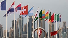 أناس يتجمعون عند ساعة العد التنازلي لكأس العالم في العاصمة القطرية الدوحة. 2022/10/15