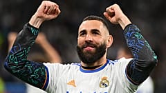   مهاجم ريال مدريد الفرنسي كريم بنزيمة في نهاية مباراة إياب نصف نهائي دوري أبطال أوروبا لكرة القدم -مدريد. 4 مايو 2022