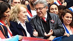 Annie Ernaux und Jean-Luc Mélenchon beim Protestmarsch in Paris