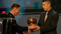 لاعب باريس سان جيرمان ليونيل ميسي يتسلم جائزة الكرة الذهبية 2021 من زميله السابق في برشلونة لويس سواريز خلال حفل الكرة الذهبية 65 في مسرح دو شاتيليه في باريس، 29 نوفمبر 2021