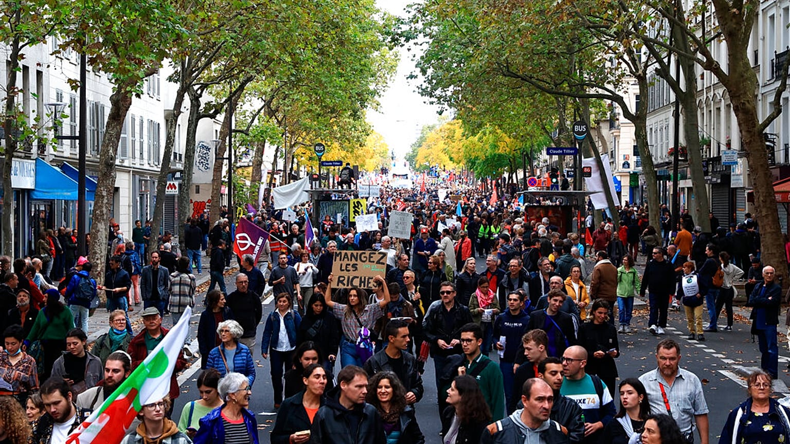 Fransa'nın başkenti Paris'te binlerce kişi yükselen enflasyon, hayat pahalılığı ve iklim politikalarını protesto ediyor
