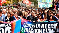 Jean-Luc Mélenchon et Annie Ernaux à la Marche contre la vie chère à Paris, dimanche 16 octobre
