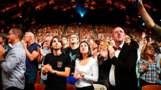 Espectadores asisten a la ceremonia de apertura del 14º Festival Lumiere, en Lyon, Francia, el sábado 15 de octubre de 2022