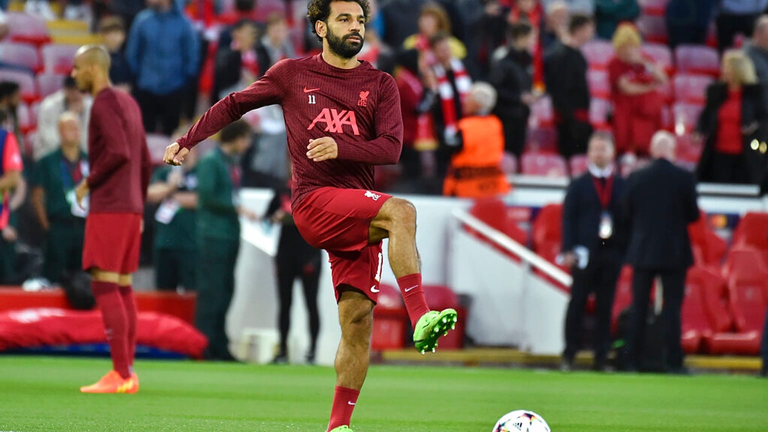 يستعد لاعب ليفربول محمد صلاح قبل انطلاق مباراة كرة القدم في المجموعة الأولى بدوري أبطال أوروبا بين ليفربول وأياكس على ملعب أنفيلد في ليفربول بإنكلترا، 13 سبتمبر 2022