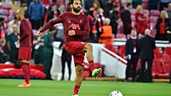 يستعد لاعب ليفربول محمد صلاح قبل انطلاق مباراة كرة القدم في المجموعة الأولى بدوري أبطال أوروبا بين ليفربول وأياكس على ملعب أنفيلد في ليفربول بإنكلترا، 13 سبتمبر 2022