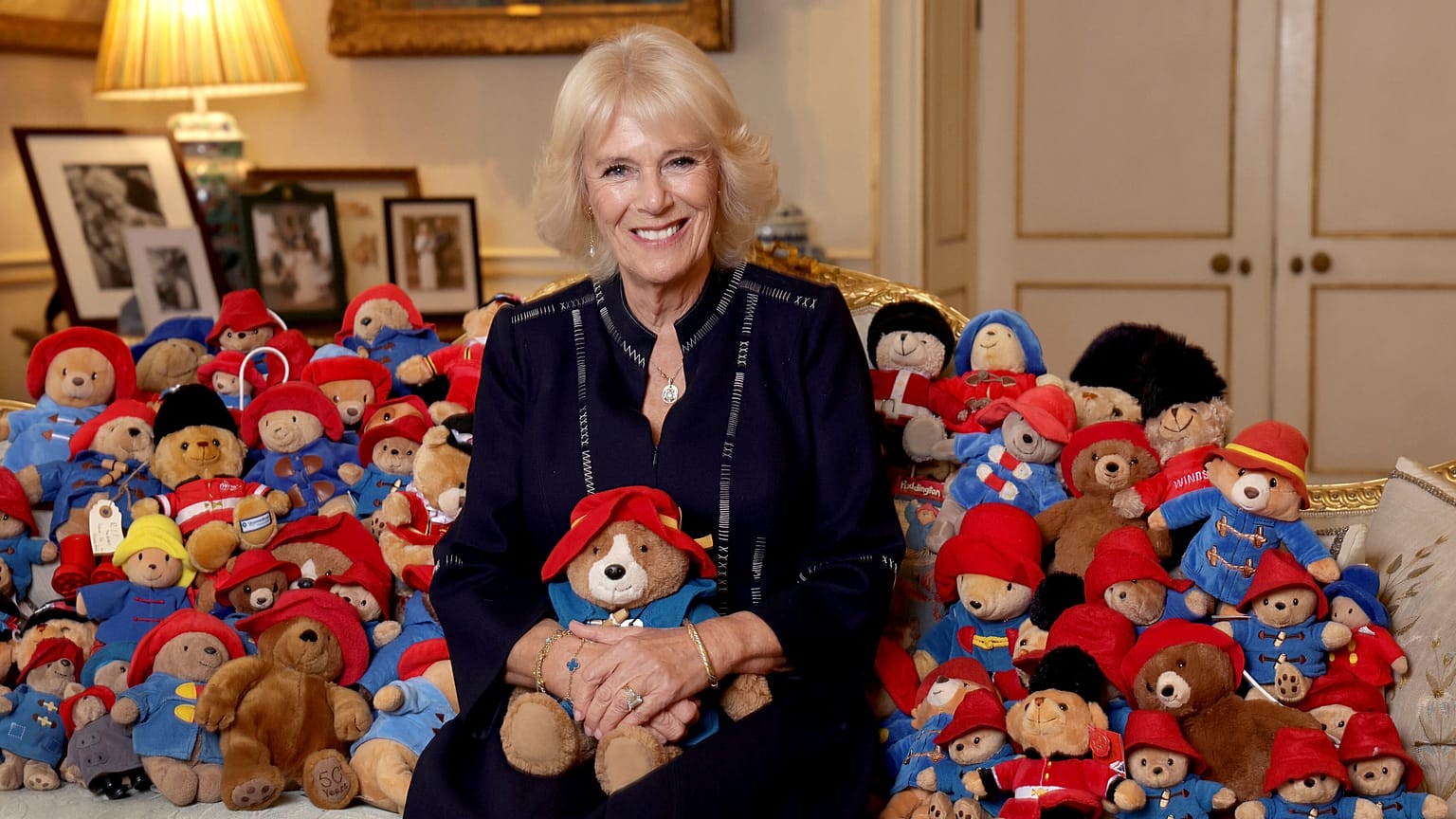Der Buckingham-Palast will die Paddington-Bären zuerst reinigen und dann an die Organisation Bernardos spenden