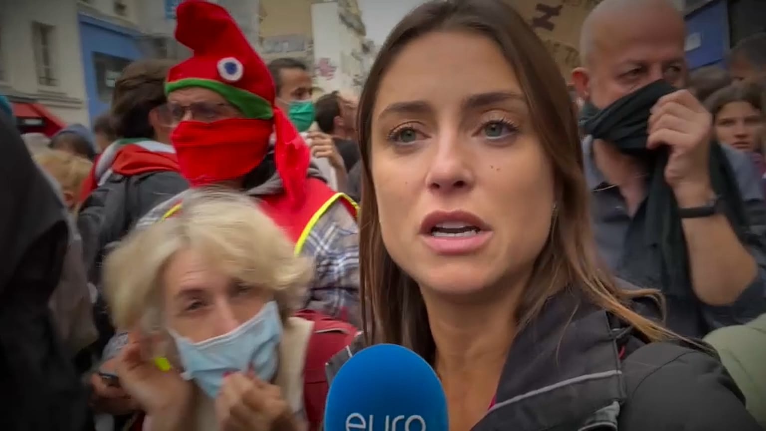 Euronews-Korrespondentin Anelise Borges bei den Protesten in Paris in Frankreich