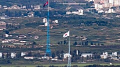 أعلام كوريا الشمالية وكوريا الجنوبية ترفرف في المنطقة المنزوعة السلاح في مدينة باجو الحدودية بين الكوريتين