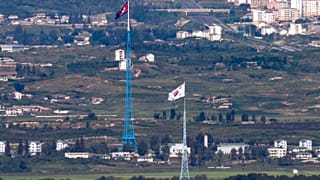أعلام كوريا الشمالية وكوريا الجنوبية ترفرف في المنطقة المنزوعة السلاح في مدينة باجو الحدودية بين الكوريتين