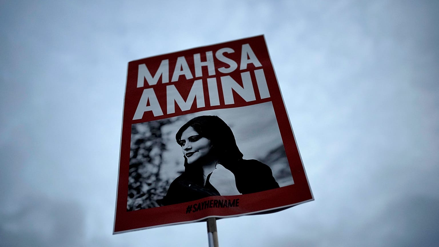 Mahsa Amini portréja egy tüntetésen