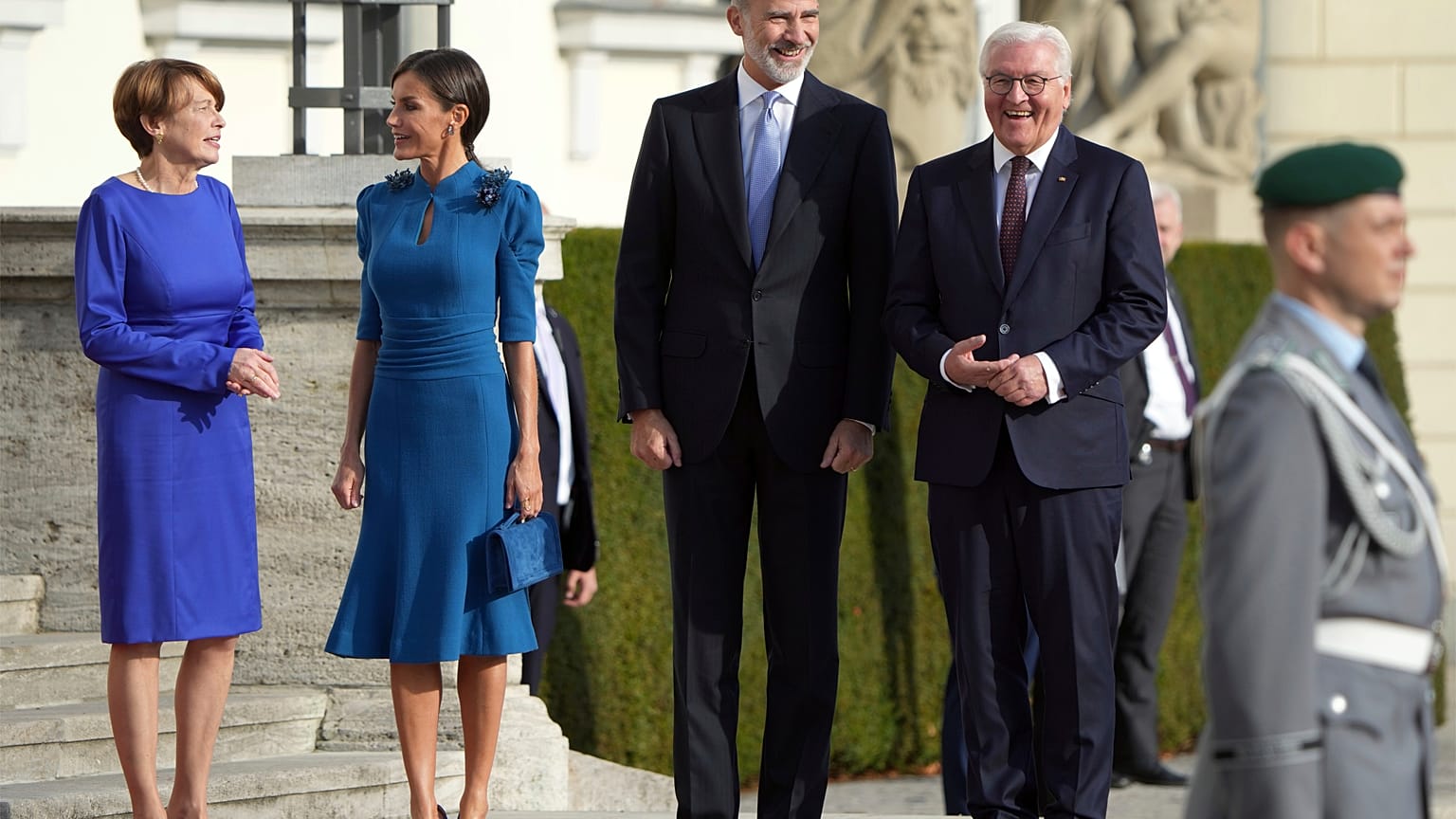 El presidente alemán Frank-Walter Steinmeier y su esposa Elke Buedenbender reciben a los reues de España en el Palacio de Belevue en Berlín, Alemania, el 17 de octubre de 2022