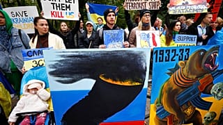 Proteste in Paris nach neuen Anschlägen Russlands in der Ukraine (14. Oktober 2022). Offiziellen Angaben zufolge werden die Angriffe mit Drohnen aus dem Iran durchgeführt.