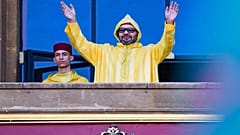  صورة قدمها القصر الملكي المغربي للعاهل المغربي محمد السادس برفقة ولي العهد الأمير مولاي حسن وهو يلقي كلمة أمام البرلمان، الرباط، في 14 أكتوبر 2022