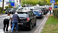 Hosszú sorokban várták több kútnál az emberek a hétvégén us, hogy üzemanyaghoz jussanak - ez a kép a párizsi Nanterres-ben készült október 15-én