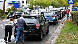 Hosszú sorokban várták több kútnál az emberek a hétvégén us, hogy üzemanyaghoz jussanak - ez a kép a párizsi Nanterres-ben készült október 15-én