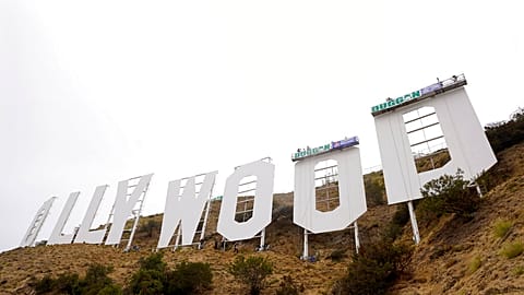 Le panneau hollywood en pleine rénovation le 11 octobre 2022, USA
