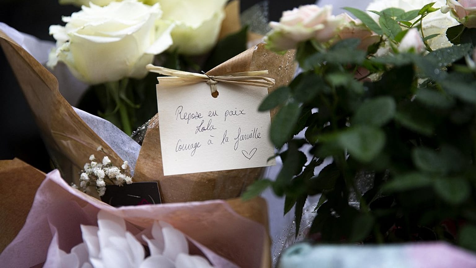Blumen liegen vor dem Wohnhaus von Lola. Das 12 Jahre alte Mädchen wurde am Freitag ermordet aufgefunden.