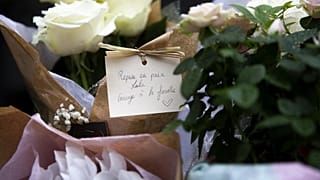 Blumen liegen vor dem Wohnhaus von Lola. Das 12 Jahre alte Mädchen wurde am Freitag ermordet aufgefunden.