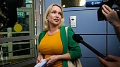 Марина Овсянникова уехала из России, несмотря на ограничения, наложенные судом 