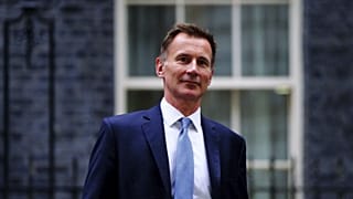 Az új pénzügyminiszter, kinevezése után a Downing Street 10 előtt