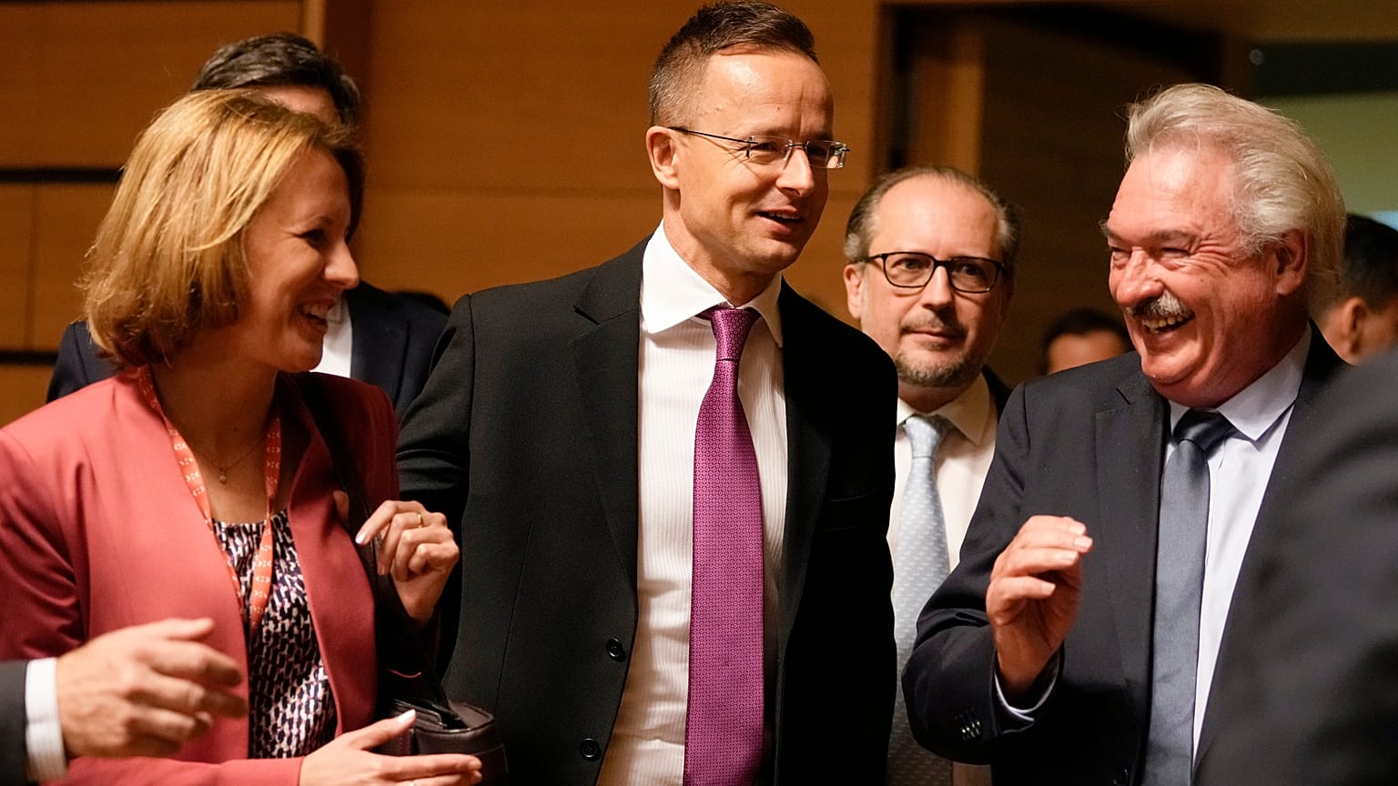 Szijjártó Péter magyar- és Jean Asselborn luxemburgi külügyminiszter az EU-tagországok külügyminisztereinek tanácskozásán Luxembourgban 2022. október 17-én