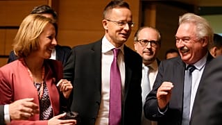 Szijjártó Péter magyar- és Jean Asselborn luxemburgi külügyminiszter az EU-tagországok külügyminisztereinek tanácskozásán Luxembourgban 2022. október 17-én