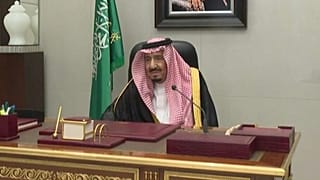 العاهل السعودي الملك سلمان بن عبد العزيز آل سعود يفتتح عن بعد الجلسة السنوية لمجلس الشورى في العاصمة الرياض.