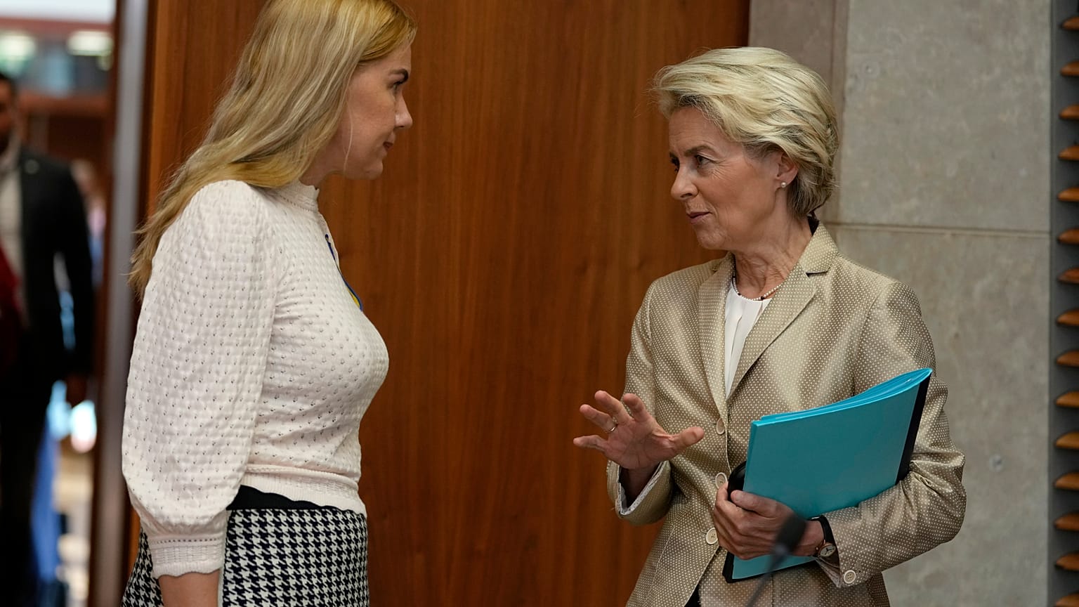 La présidente de la Commission européenne (à droite), Ursula von der Leyen, s'entretient avec la Commissaire euroépenne à l'Energie (à gauche), Kadri Simson