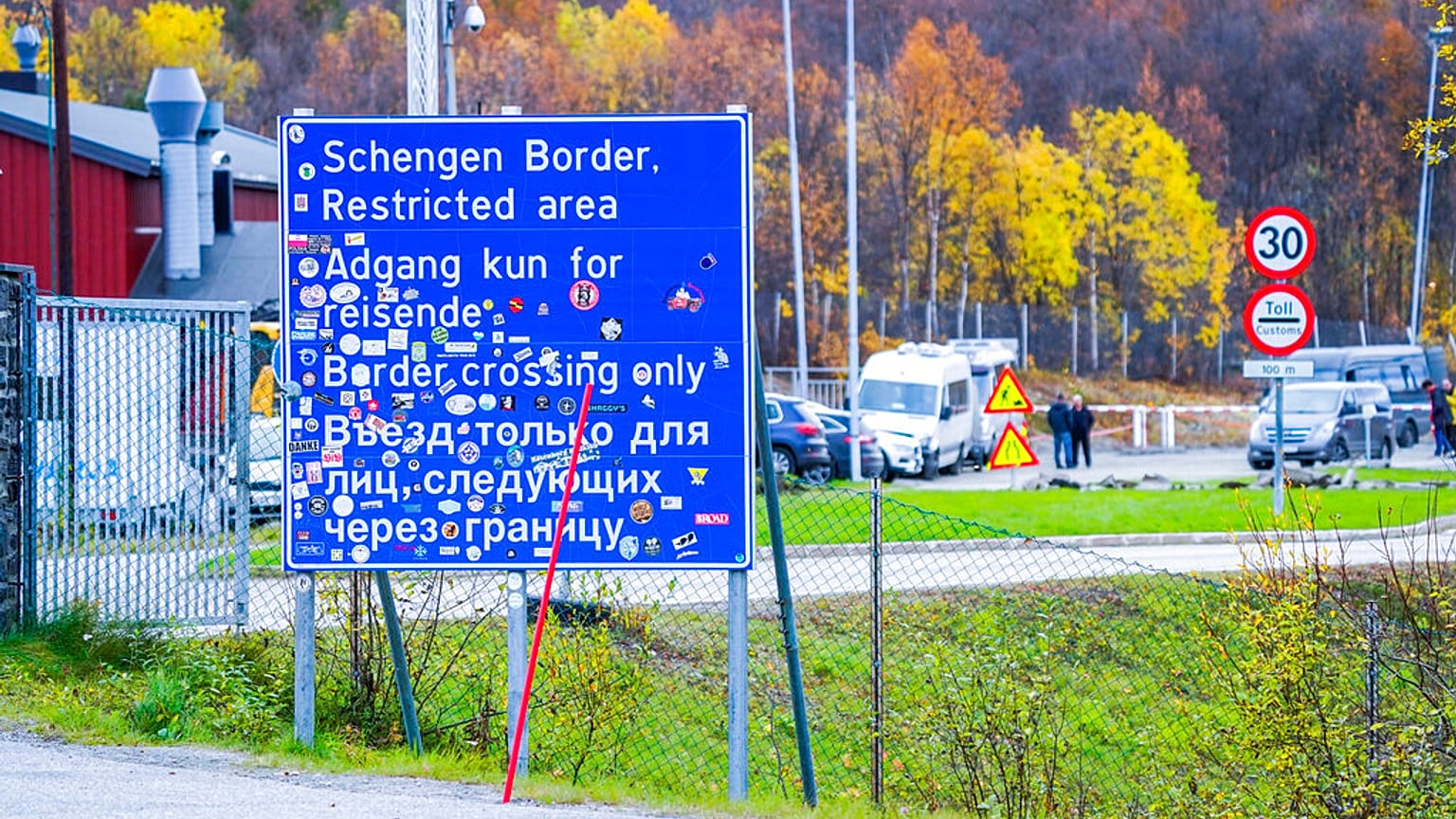 Un cartel que indica el cruce fronterizo de Storskog entre Rusia y Noruega cerca de Kirkenes, Noruega, el 28 de septiembre de 2022.