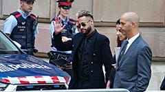 Neymar vor dem Gerichtsgebäude in Barcelona