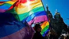 ЛГБТ-символика на первомайском шествии в Петербурге, 2013