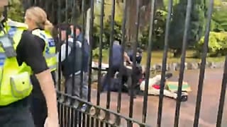 Momento en el que el manifestante es golpeado en el interior del consulado.