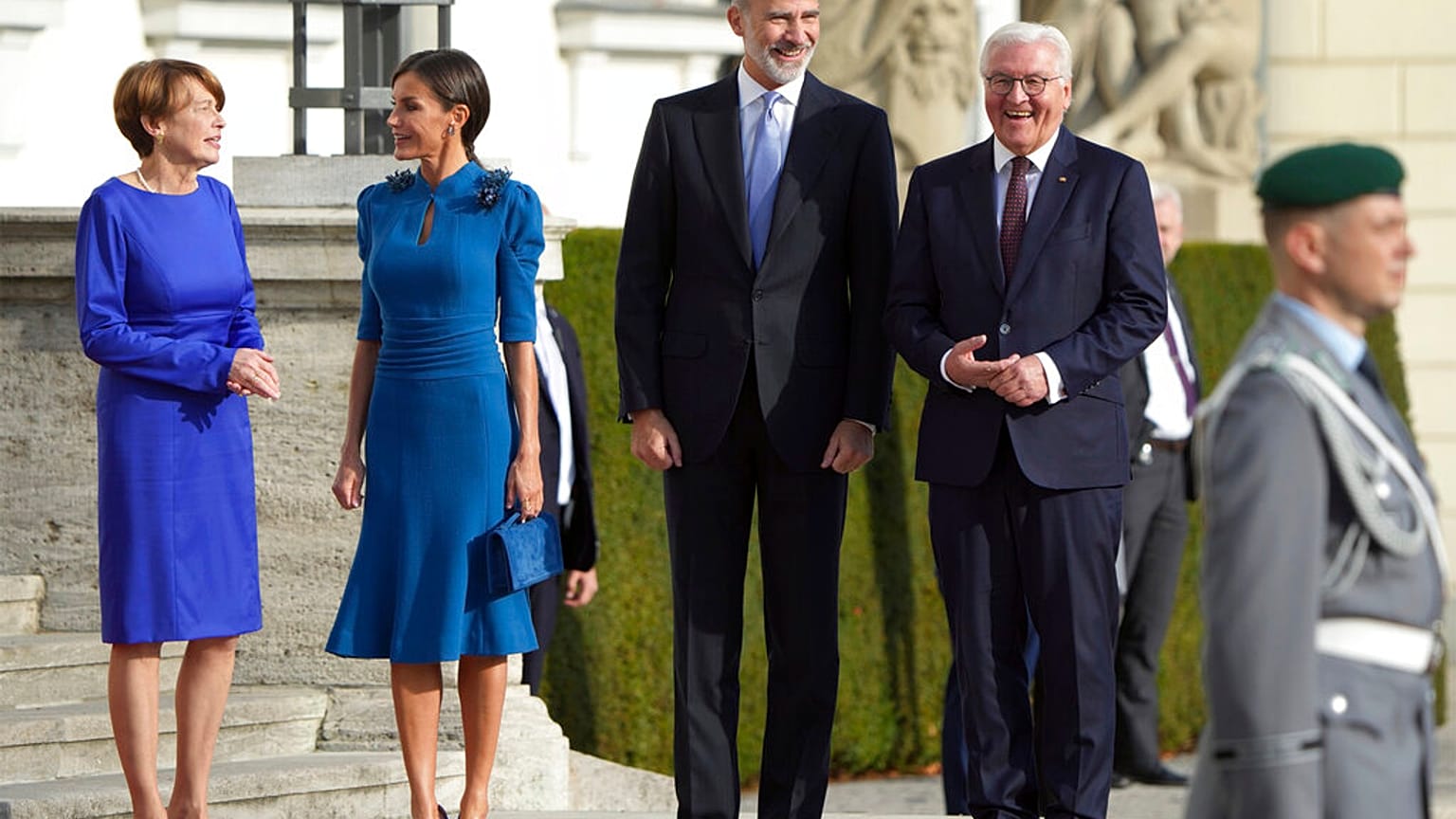Bundespräsidenten-Gattin Elke Büdenbender, Spaniens Königspaar Letizia und Felipe sowie Bundespräsident Frank-Walter Steinmeier (v.l.n.r.) vor Schloss Bellevue