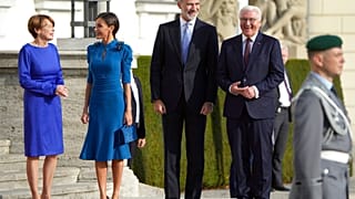 Bundespräsidenten-Gattin Elke Büdenbender, Spaniens Königspaar Letizia und Felipe sowie Bundespräsident Frank-Walter Steinmeier (v.l.n.r.) vor Schloss Bellevue