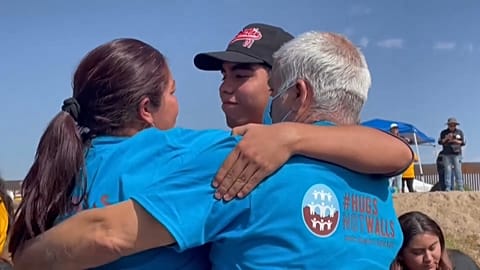 Des familles se retrouvent à la frontière entre le Mexique et les États-Unis, le 15 octobre 2022