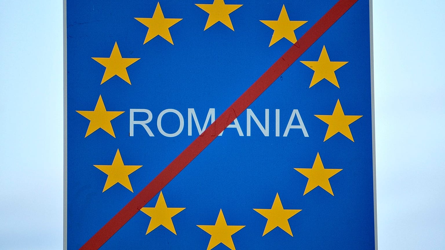 Болгария и Румыния остаются за пределами Шенгенской зоны, а это значит, что они не могут отменить пограничный контроль с другими странами ЕС.