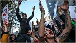 مظاهرات أمام القنصلية الإيرانية بإسطنبول تضامنا مع الإيرانيين
