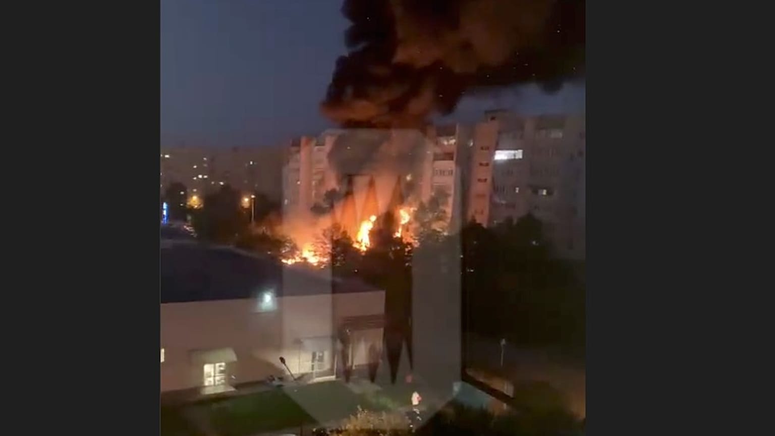 Feuer in Russland nach Absturz eines Kampfjets auf ein Wohnhaus in Jejsk