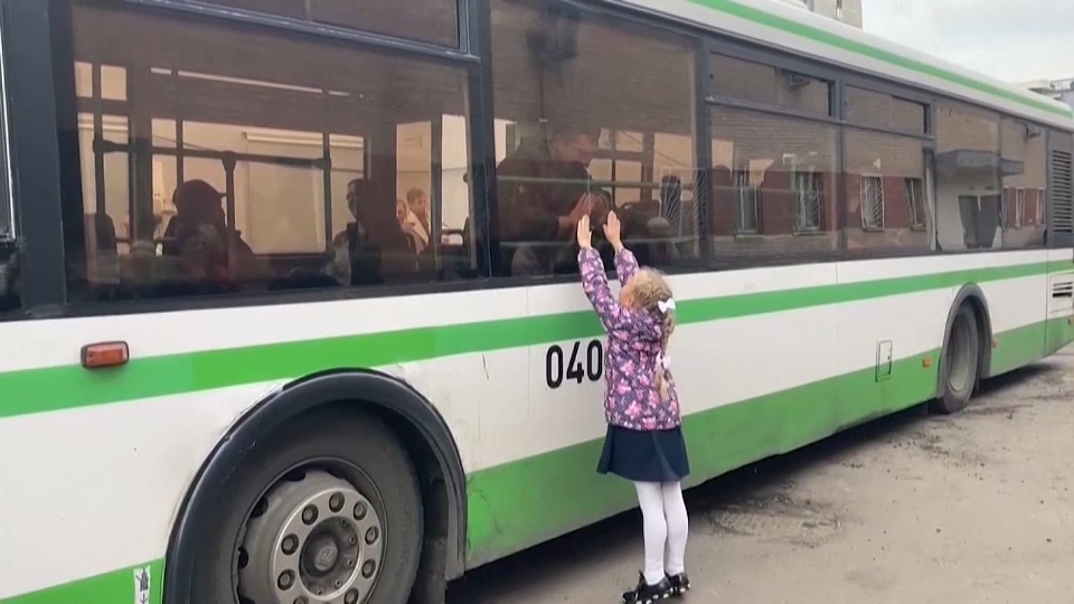 Un niña despidiendose de uno de los reclutas en Moscú