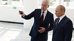 Russlands Präsident Putin und Moskaus Bürgermeister Sergej Sobjanin bei einer Eröffnungszeremonie in Moskau