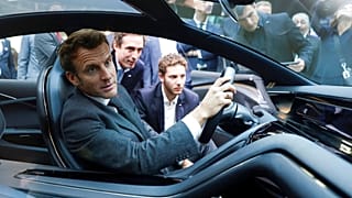 Fransa Cumhurbaşkanı Emmanuel Macron, Paris Otomobil Fuarı'nda hidrojenle çalışan Hopium Machina Vision'un içinde otururken