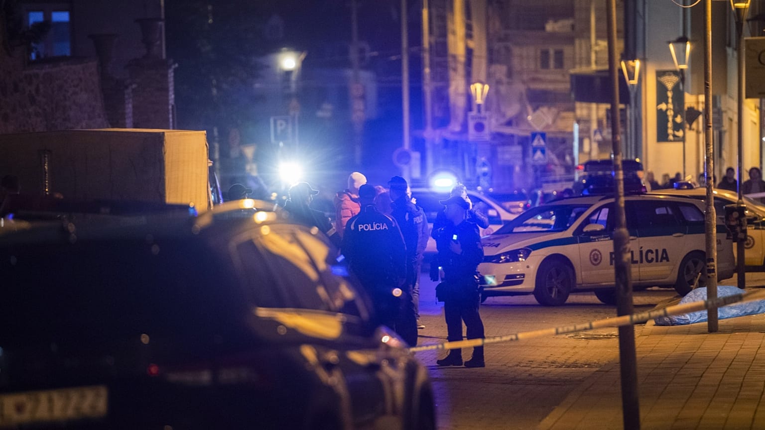 Rendőrök a tett helyszínén, a pozsonyi belvárosban