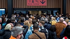 Пассажиры в аэропорту Шарлеруа