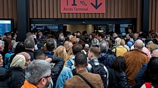 Пассажиры в аэропорту Шарлеруа