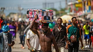 Des manifestants portent un faux cercueil à l'effigie du Premier ministre lors d'une manifestation à Port-au-Prince, Haïti, lundi 17 octobre 2022