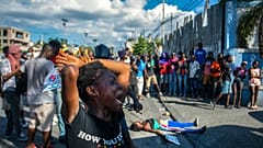 In Haiti herrschen momentan schwere politische und wirtschaftliche Krisen, andauernde Proteste und Bandengewalt