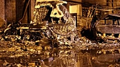 Der Kampfjet fiel dich neben ein Wohngebäude, das sofort Feuer fing.