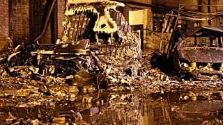 Der Kampfjet fiel dich neben ein Wohngebäude, das sofort Feuer fing.