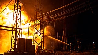 Una subestación eléctrica dañada por un proyectil ruso el pasado mes de septiembre en Járkov (Ucrania).