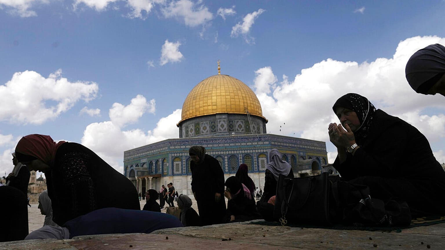 فلسطينيات يشاركن في صلاة الجمعة في مسجد قبة الصخرة في مجمع المسجد الأقصى بالبلدة القديمة في القدس، الجمعة 14 أكتوبر 2022